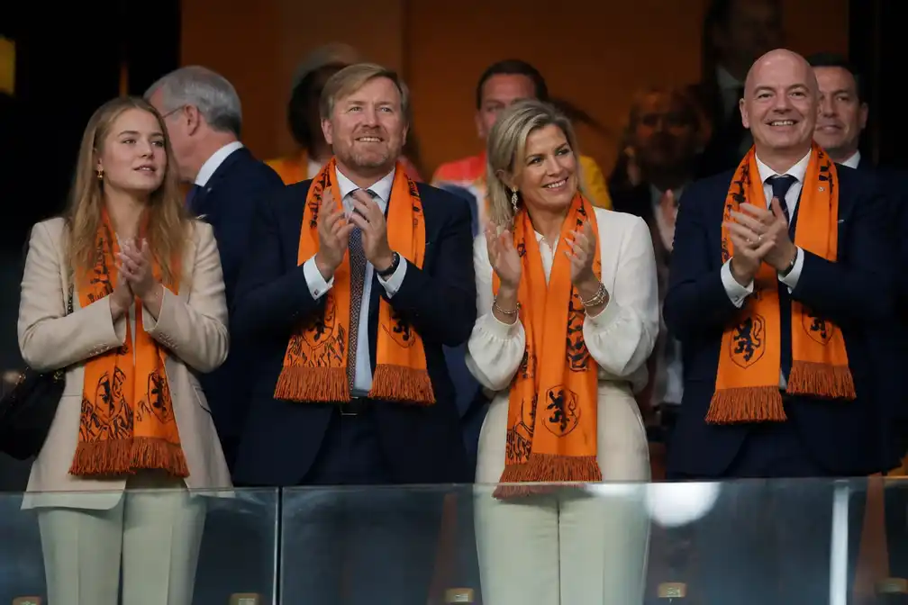 Koningspaar en prinses Ariane juichen naast FIFA-baas Infantino voor Oranje