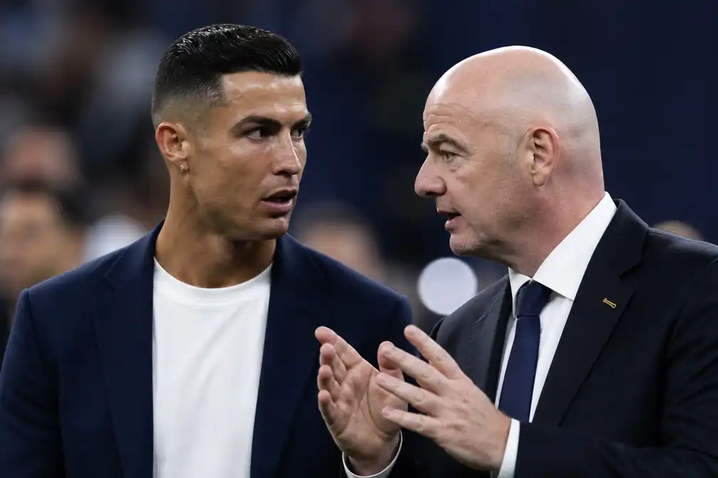 Druk op FIFA-voorzitter Infantino neemt toe na kritiek oud-voetballers en Ronaldo-video