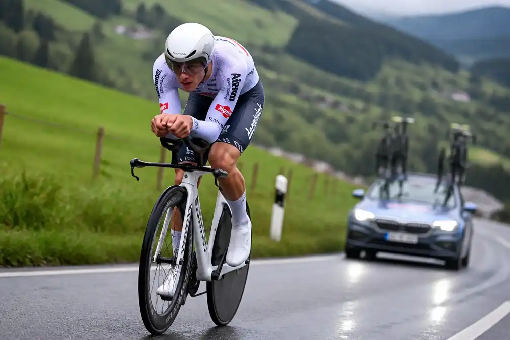 Van der Poel bijna even snel als Pogacar in tijdrit Ronde van Zwitserland