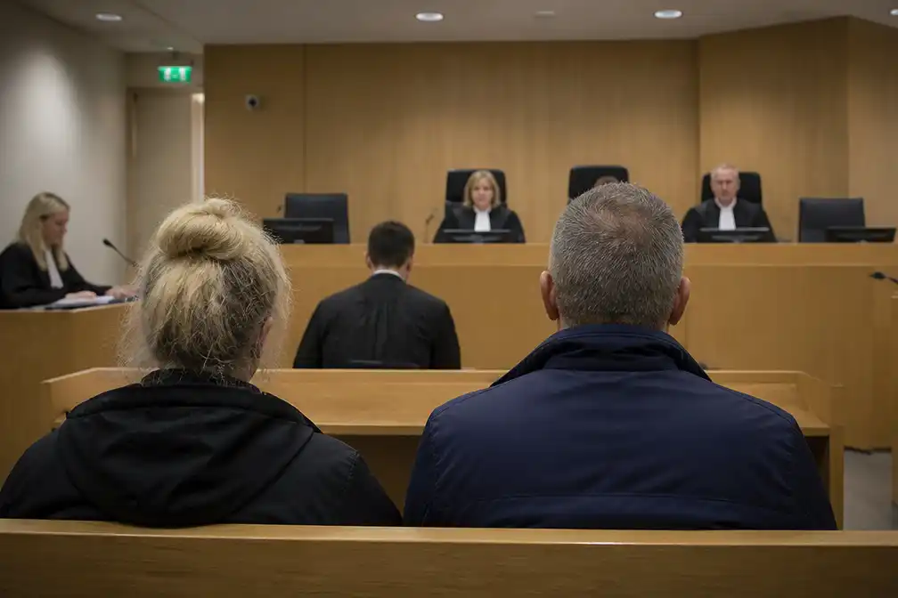 Rechtbank Haarlem veroordeelt ouders voor uitbuiten zoon en witwassen
