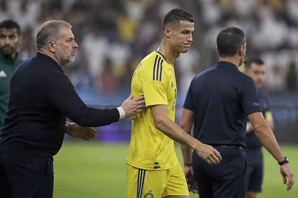 Woede bij Ronaldo na wissel, maar tienkoppig Al-Nassr wint alsnog bij El-Ettifaq