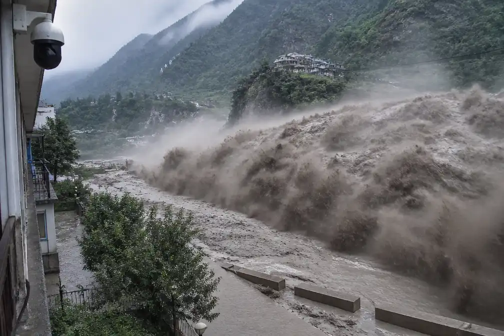Bewakingscamera's vastgelegd: vloedgolf raast door dal in Nepal