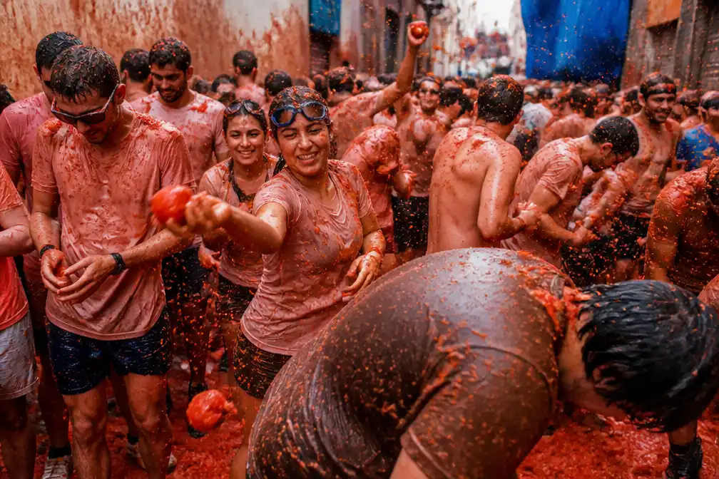 La Tomatina kleurt Spaanse stad Buñol rood tijdens grootste tomatengevecht