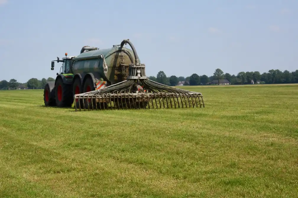 Boeren mogen door droogte twee weken langer mest uitrijden