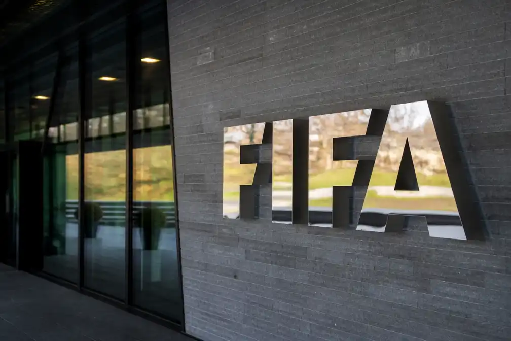 FIFA: alle landen spelen WK voetbal onder 20; UEFA-boycot van de baan
