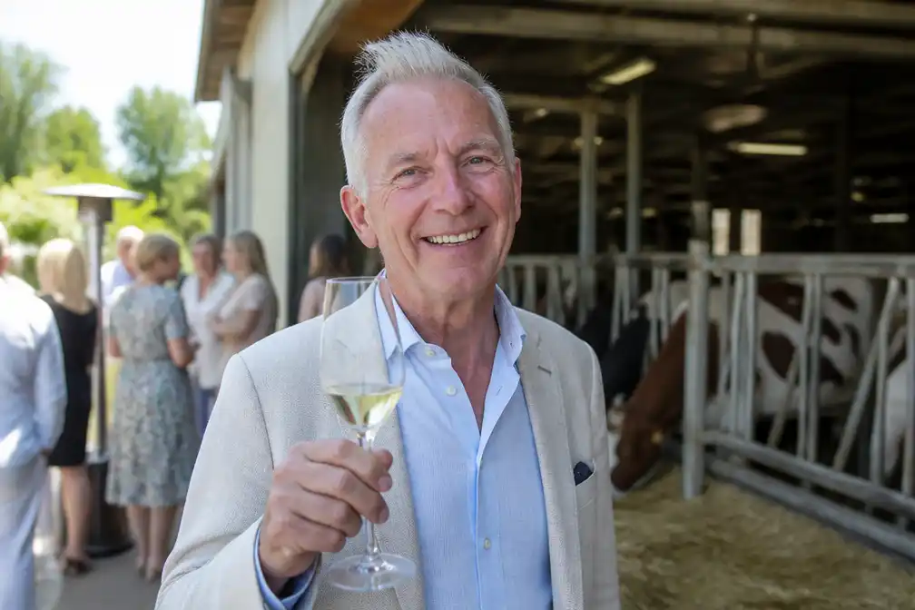 Martien Meiland viert 65e verjaardag met nieuwe coupe op boerderij in Friesland