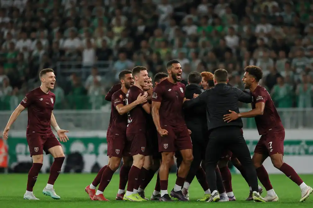 Hearts verslaat Rapid Wien na strafschoppen en plaatst zich voor Conference League