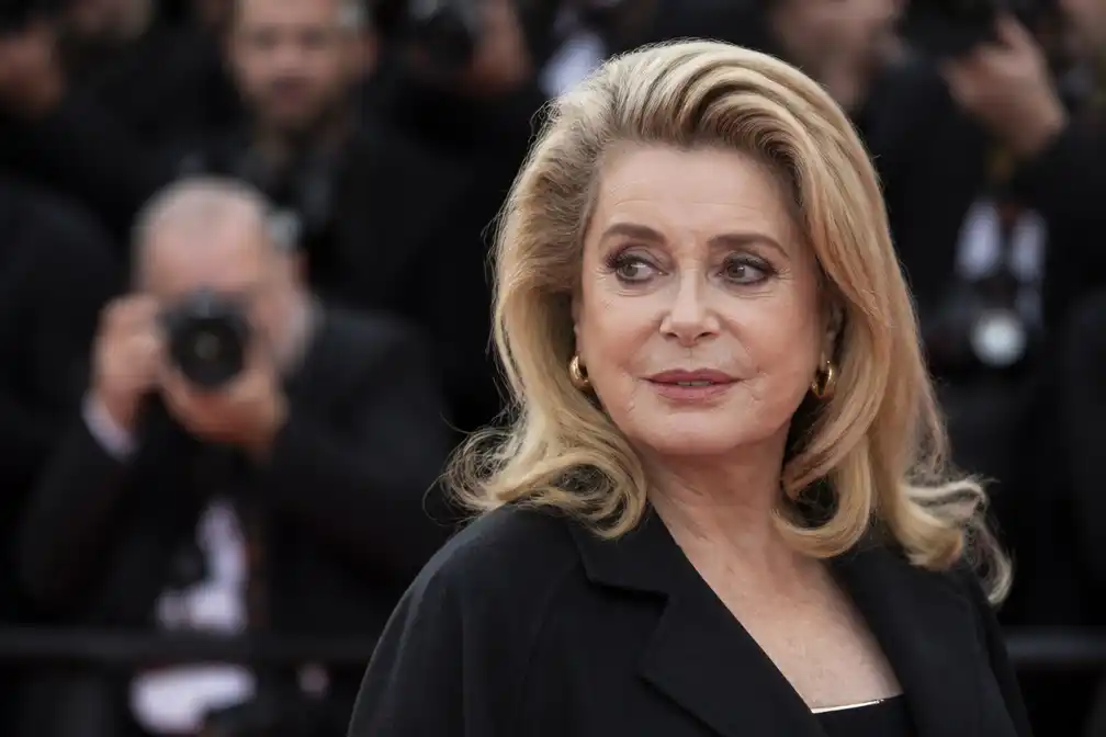 Catherine Deneuve (80+) blijft acteren en kiest nu vooral voor bijrollen