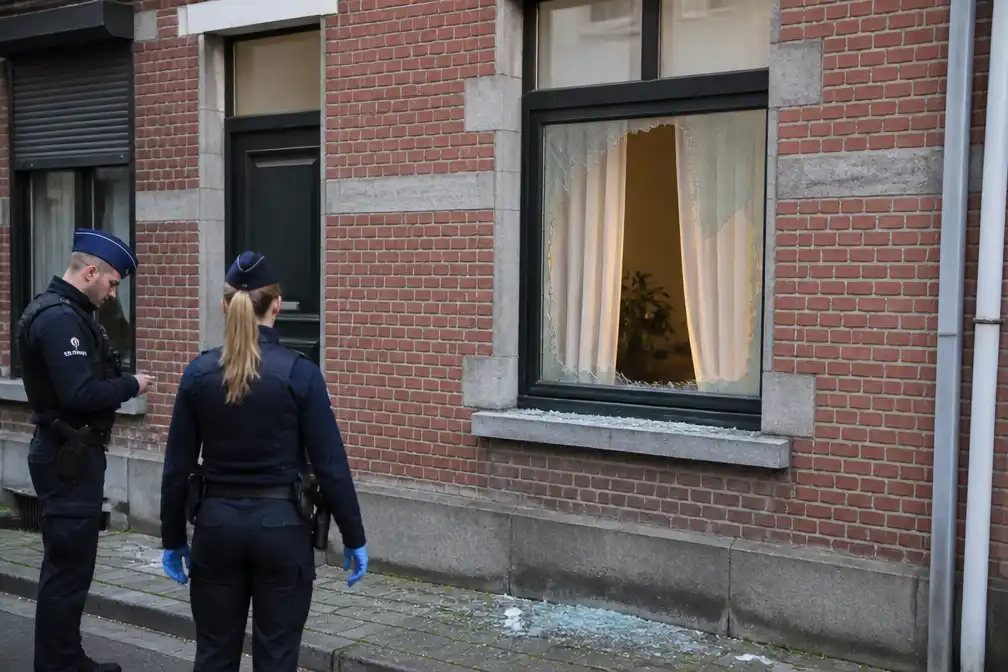 Ontploffing beschadigt raam van woning in Mechelen, politie vermoedt vuurwerk