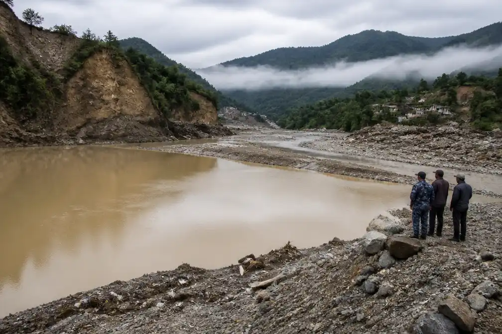 Nepal waarschuwt voor nieuwe overstromingen nu meer stijgt