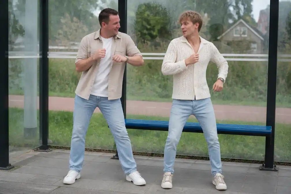 Rutger van Barneveld danst met Bram Krikke bij bushokje in virale TikTok