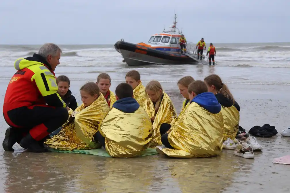 Zestien Duitse kinderen gered uit zee bij Ameland na sterke stroming