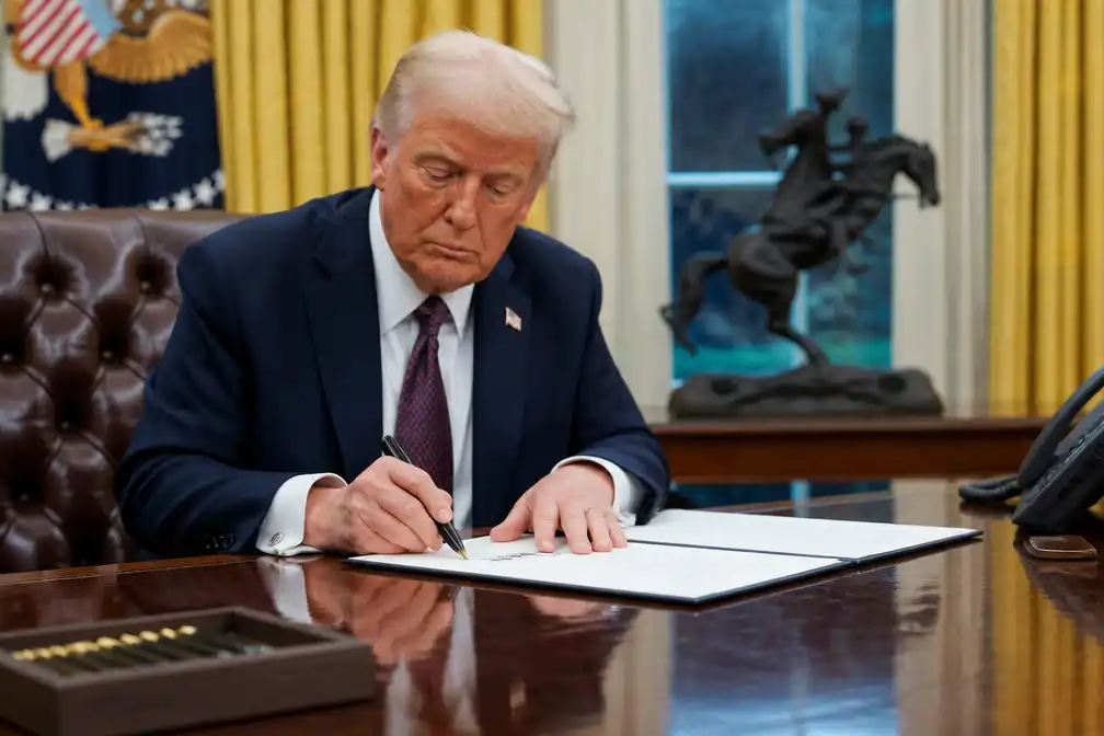 Trump tekent uitvoeringsbesluit om Lake Ontario te hernoemen tot Lake America
