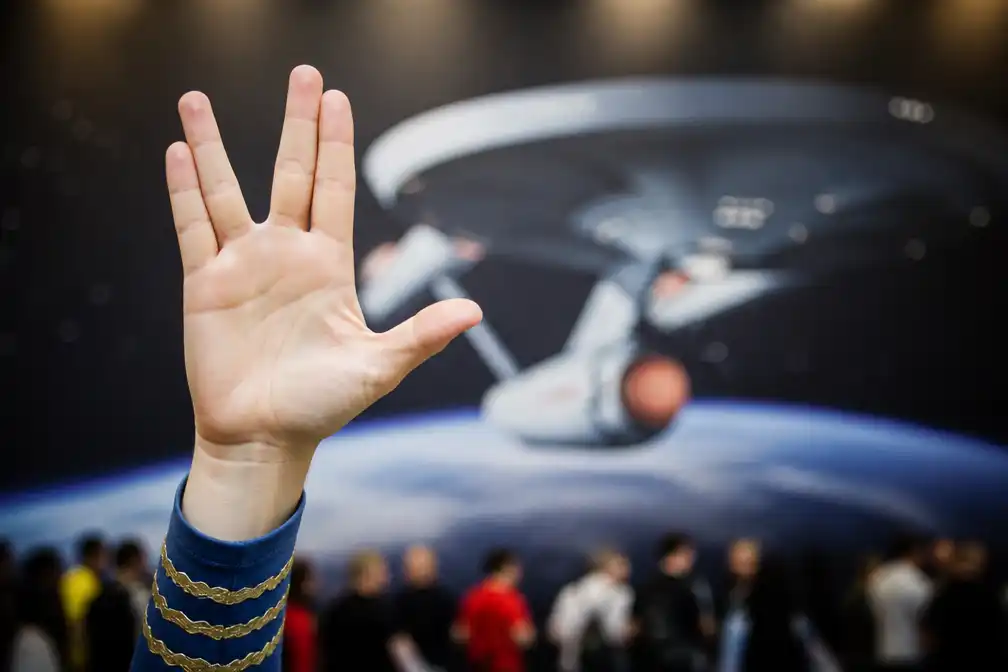 Fans proberen wereldrecord Vulcan-groet te verbreken op 60-jarig jubileum Star Trek