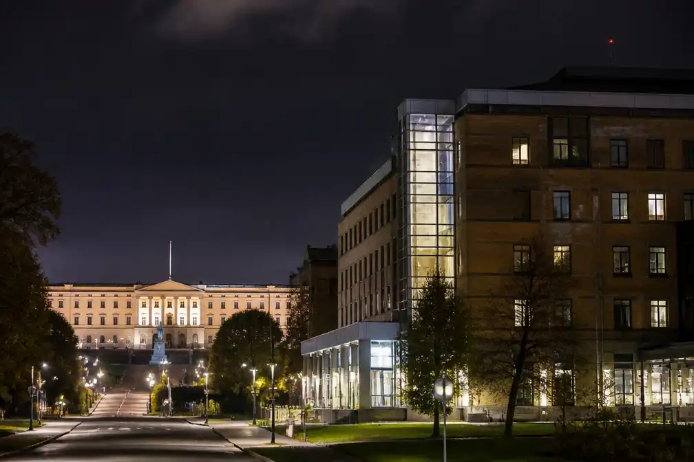 Rustige nacht rond paleis en ziekenhuis waar koning Harald verblijft
