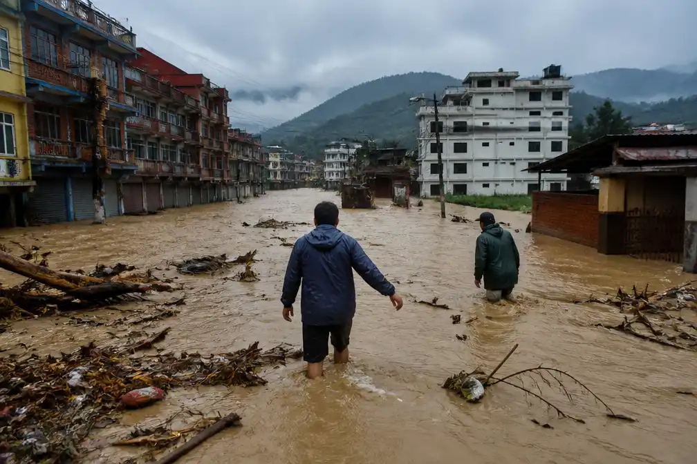 Zeker drie Nederlanders vermist in overstromingsgebied Nepal, zegt minister