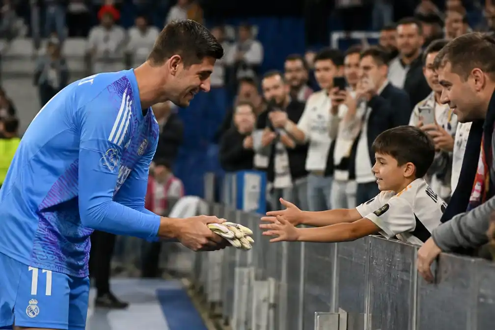 Thibaut Courtois geeft jonge fan zijn handschoenen na zege van Real Madrid