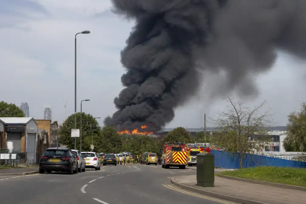 Grote brand bij afvalverwerker Neasden legt metrolijnen en treinverkeer stil