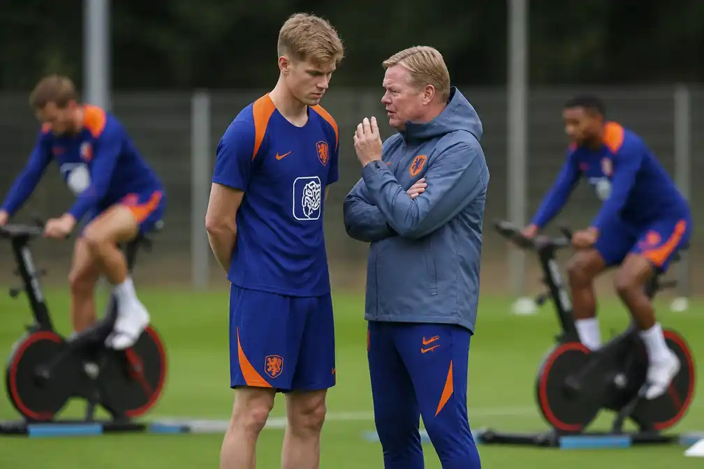 Koeman voert lang gesprek met Van Hecke tijdens hersteltraining