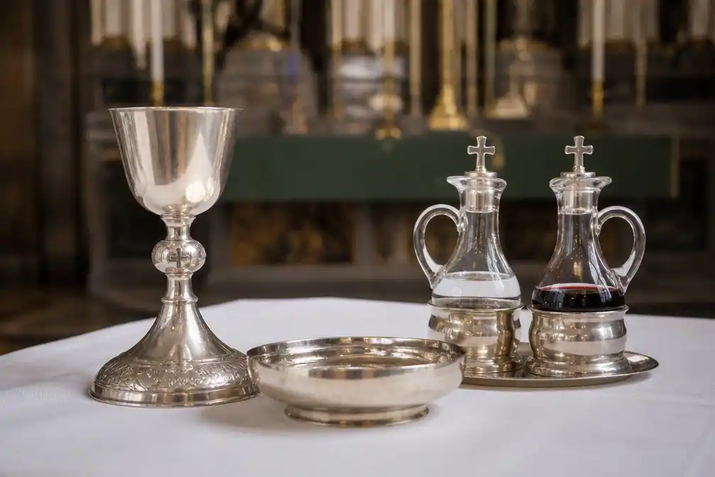 Zilveren kelk en hostieschaal gestolen uit Sint-Niklaaskerk in Liedekerke