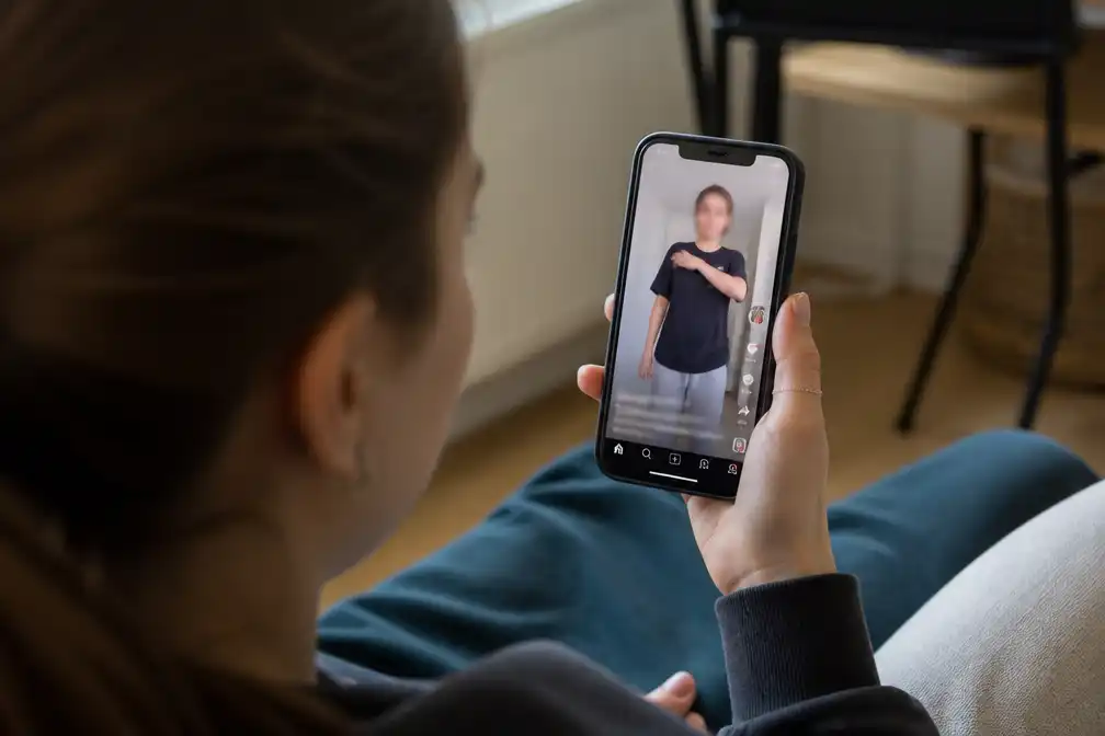 Fans vinden video's van influencer Viktor zo verslavend dat TikTok 'VikTok' heet
