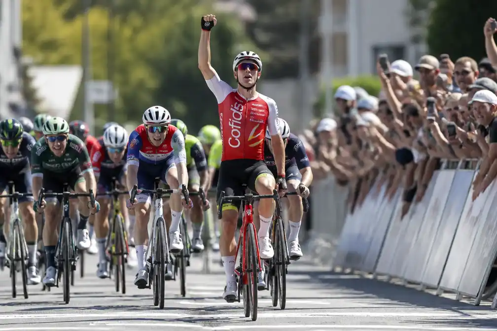 Milan Fretin wint slotrit Ronde van Poitou-Charentes, eindzege Decomble