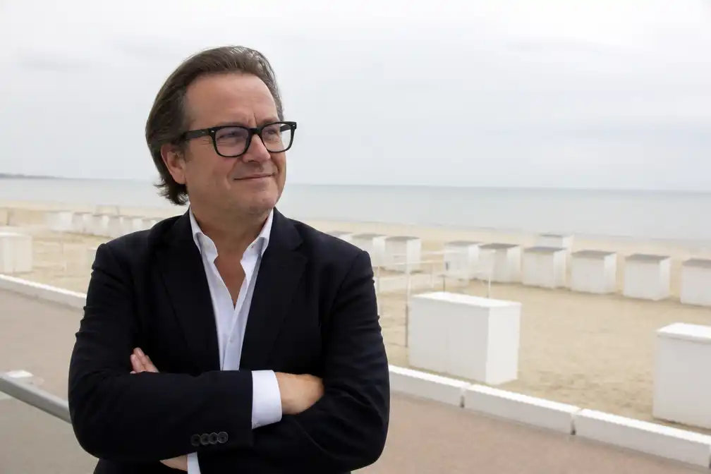 Marc Coucke verwerft strandbar in Knokke: Woyo Beach opent in 2027 in Het Zoute