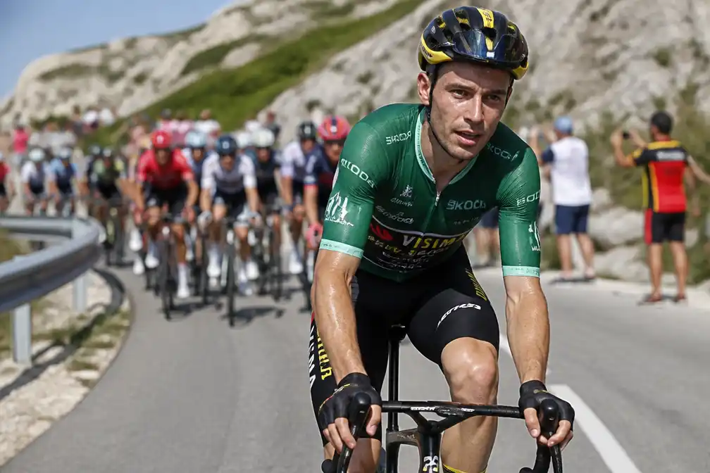 Van Aert pakt puntentrui in Vuelta terug van Pogacar na 150 km solo