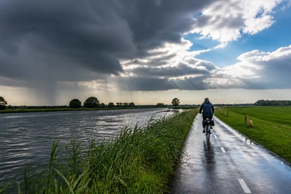Wisselvallig weekend voor Nederland met zware buien op zaterdag
