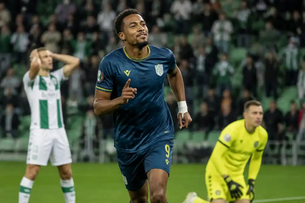 Fortuna Sittard wint in Groningen met 3-2 dankzij lob en assist Zeefuik