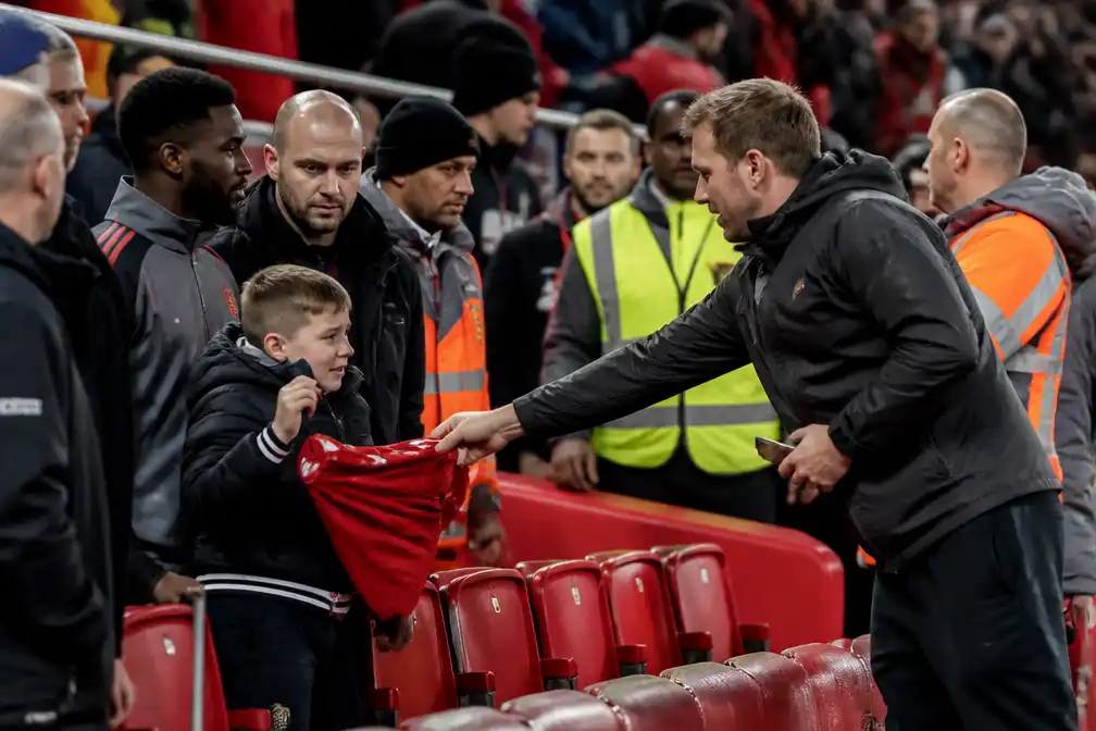 Man grist shirt van Alexander Isak weg voor neus van kind na Liverpool-gelijkspel
