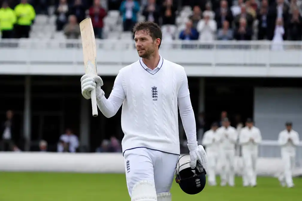 Vijftig van Lawrence vergroot voorsprong Engeland op Pakistan op regenachtige Lord's-dag