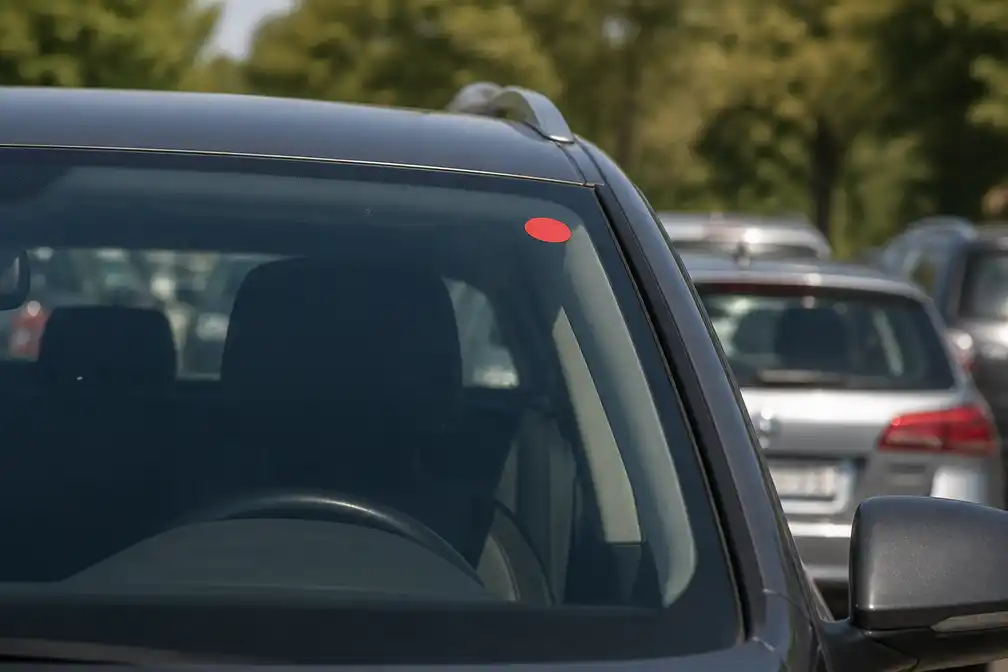 Rode stip op ruit van Duitse auto kan grote gevolgen hebben