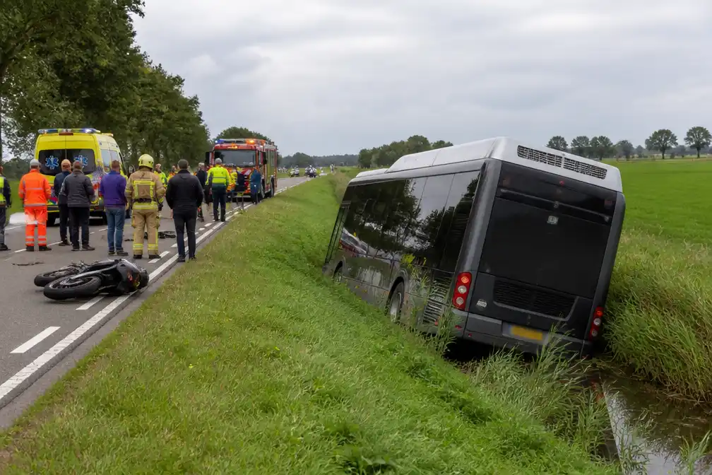 Motorrijder botst op Qbuzz-bus bij Nijewier; bus belandt in sloot, meerdere gewonden