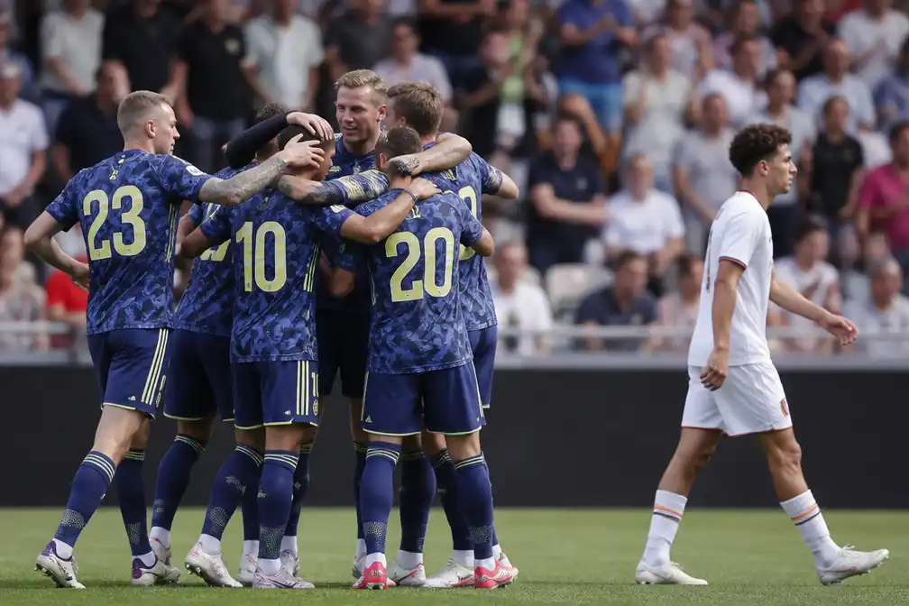 Ajax wacht drukke Deadline Day na zege bij Telstar (0-4)