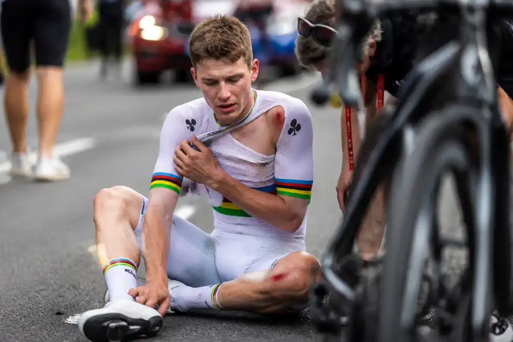 Pogacar wordt geopereerd aan gebroken sleutelbeen na val in Vuelta