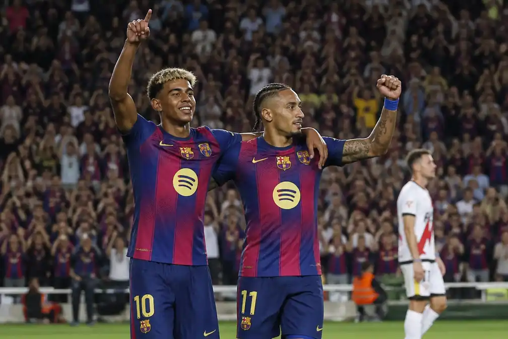 Yamal en Raphinha scoren elk twee keer bij ruime zege Barcelona op Rayo Vallecano