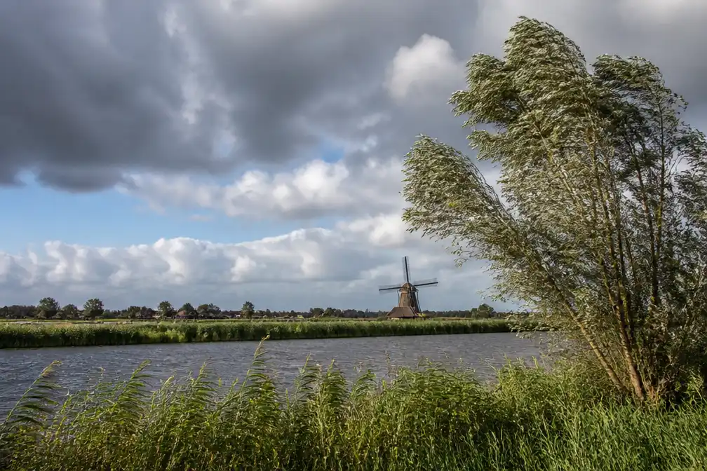 Wisselvallig weer met lokale buien, pas in weekend droger en iets warmer