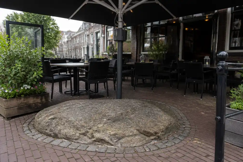 D66 vraagt Oldenzaal naar Marktsteen onder terrasparasol