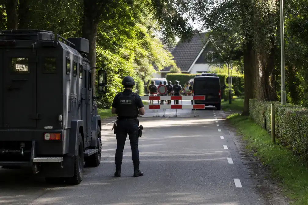 Zwaarbewapende agenten bewaken huis Overasselt na schietpartij