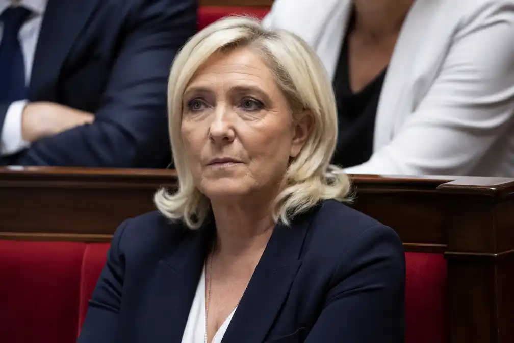 Le Pen belooft referendum over hoofddoekverbod bij winst presidentsverkiezingen