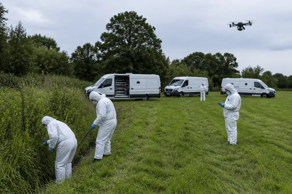Forensische Opsporing doet onderzoek bij grasveld Overasselt