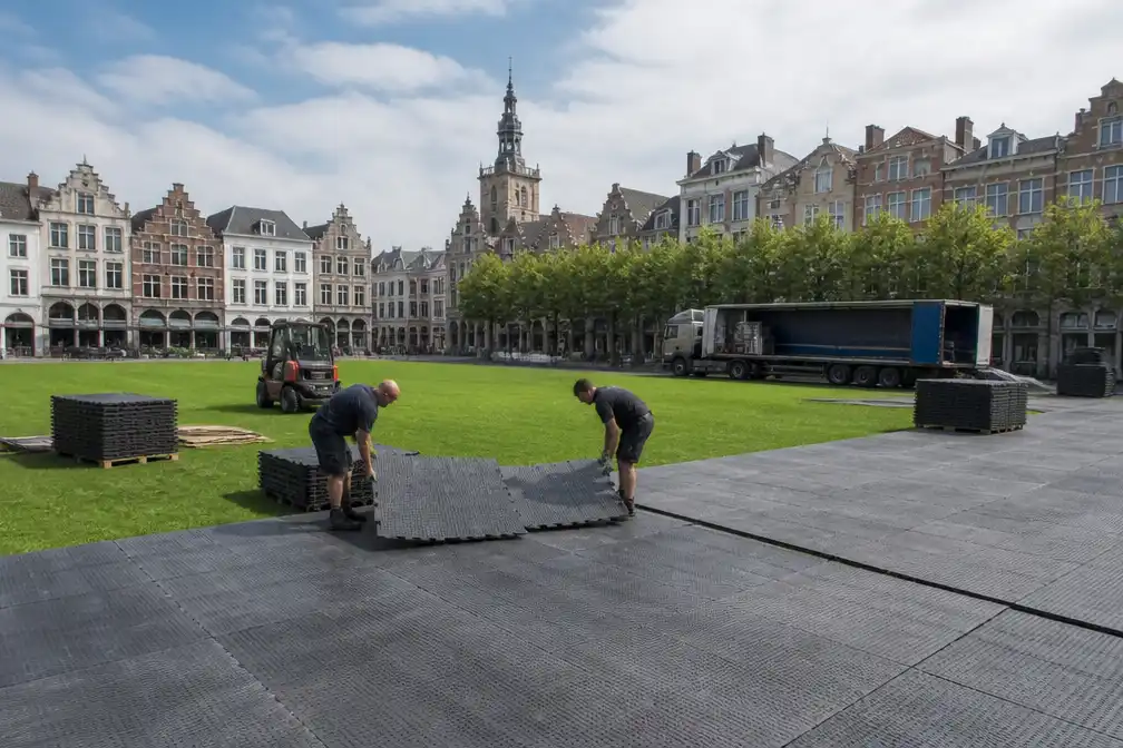 Tijdelijke vloer beschermt grasplein Grote Markt Sint-Niklaas tijdens Vredefeesten