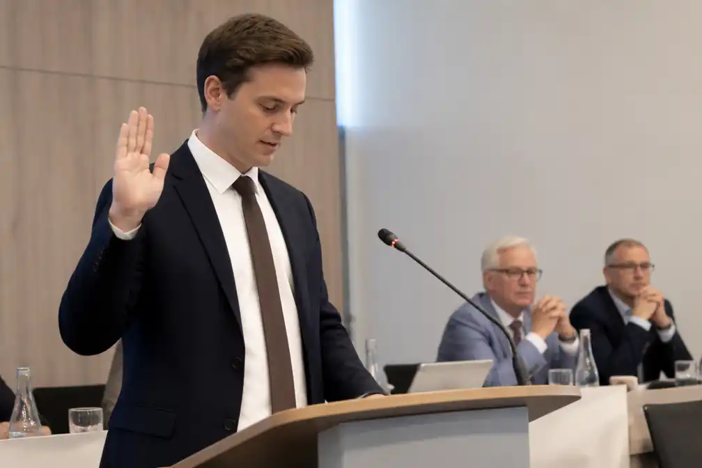 Kasper Vandecasteele legt eed af als burgemeester van Menen