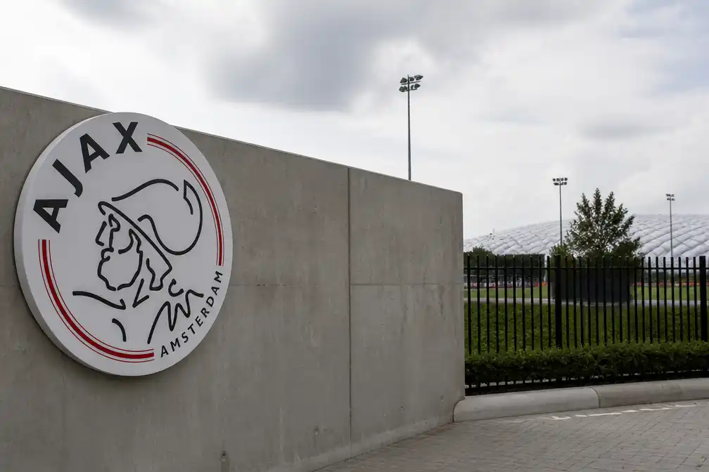Ajax ontbindt contract Amourricho van Axel Dongen; aanvaller kan nieuwe club zoeken