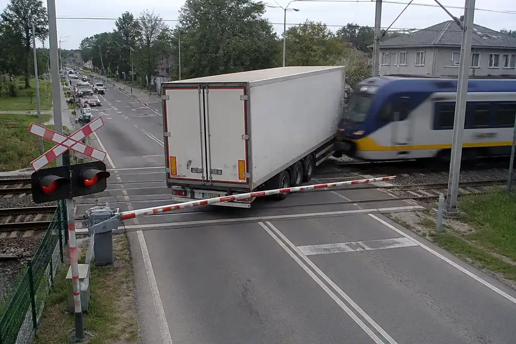 Trein botst op vastzittende vrachtwagen in Gdańsk