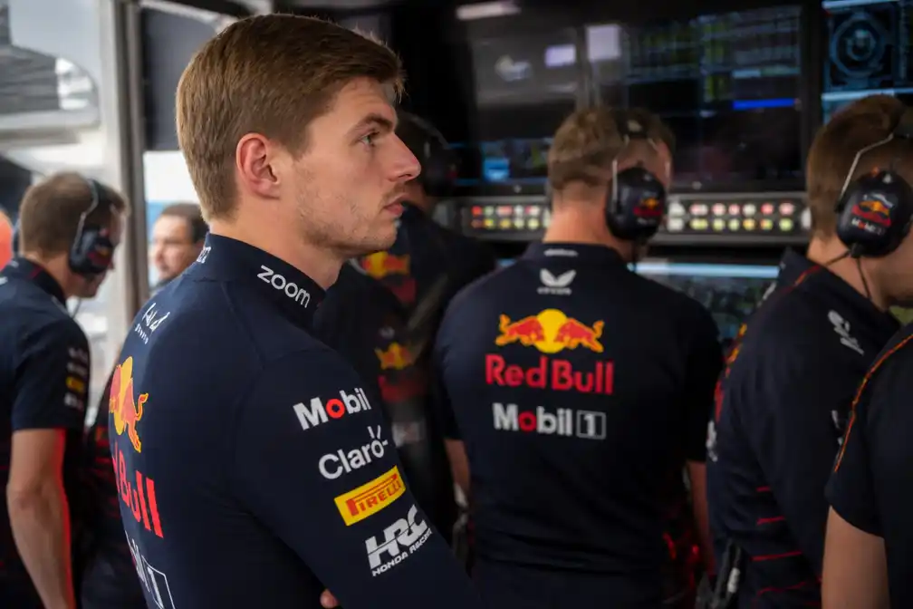 Max Verstappen kijkt toe tijdens eerste vrije training op Monza
