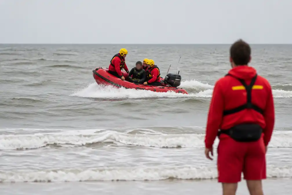 Strandredders redden kitesurfer in nood voor kust Koksijde
