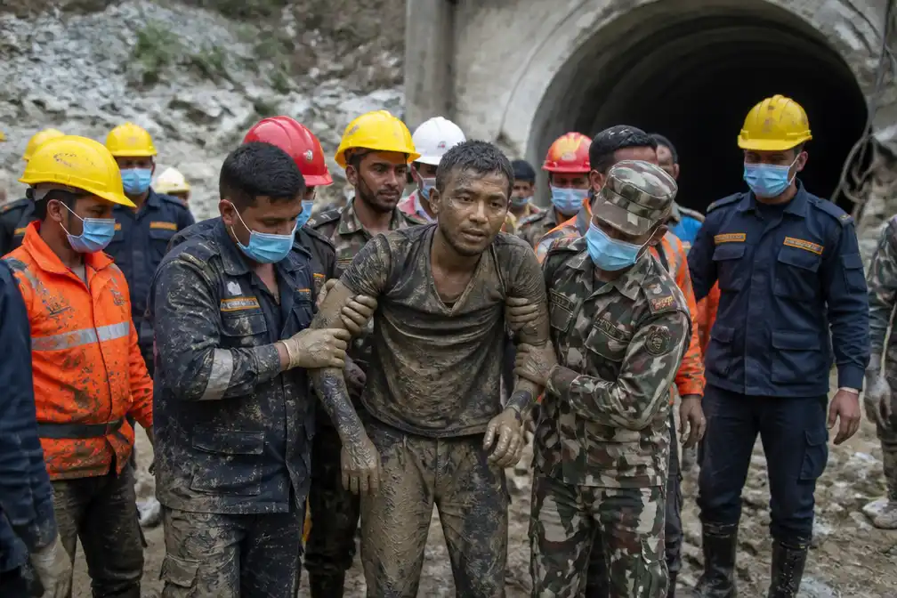 Twee arbeiders levend gered uit Nepalese tunnel negen dagen na dodelijke overstromingen