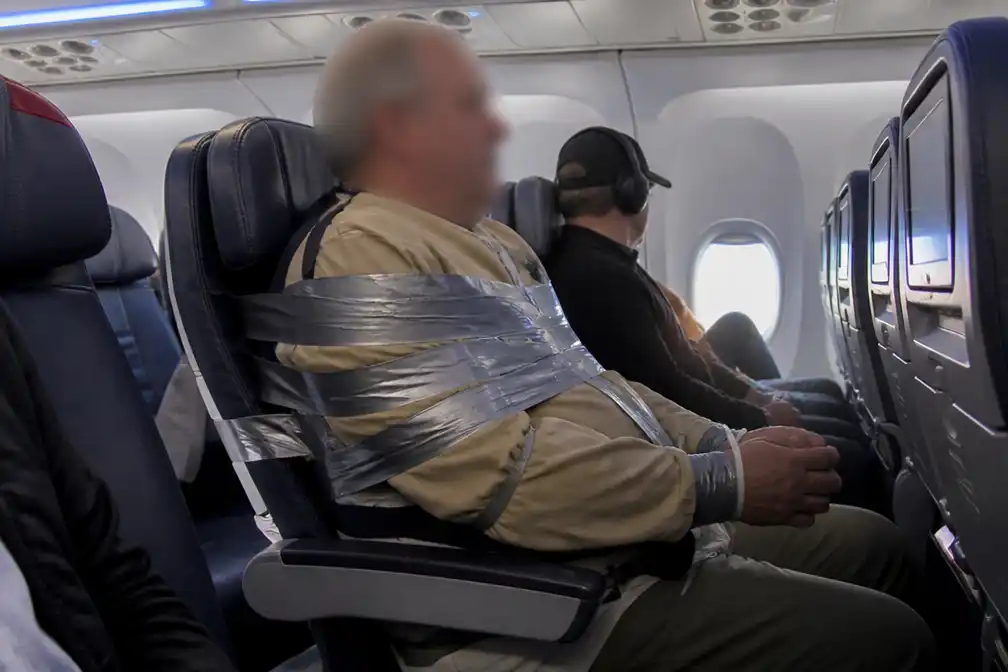 American Airlines-vlucht omgeleid nadat 67-jarige passagier werd vastgetapet